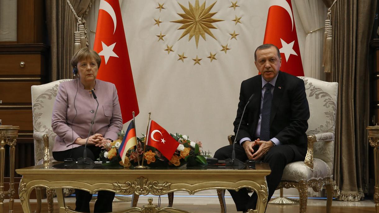 Ərdoğanla Merkel arasında telefon danışığı olub