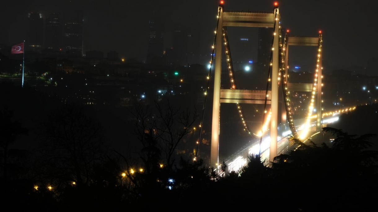 伊斯坦布尔法提苏丹买买提大桥被黄色灯光照亮