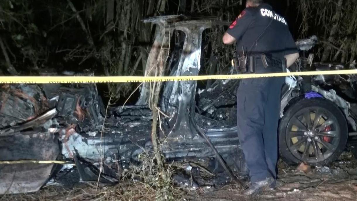 امریکہ: ٹیسلا کی خود کار گاڑی درخت سے  جا ٹکرائی،دو افراد ہلاک
