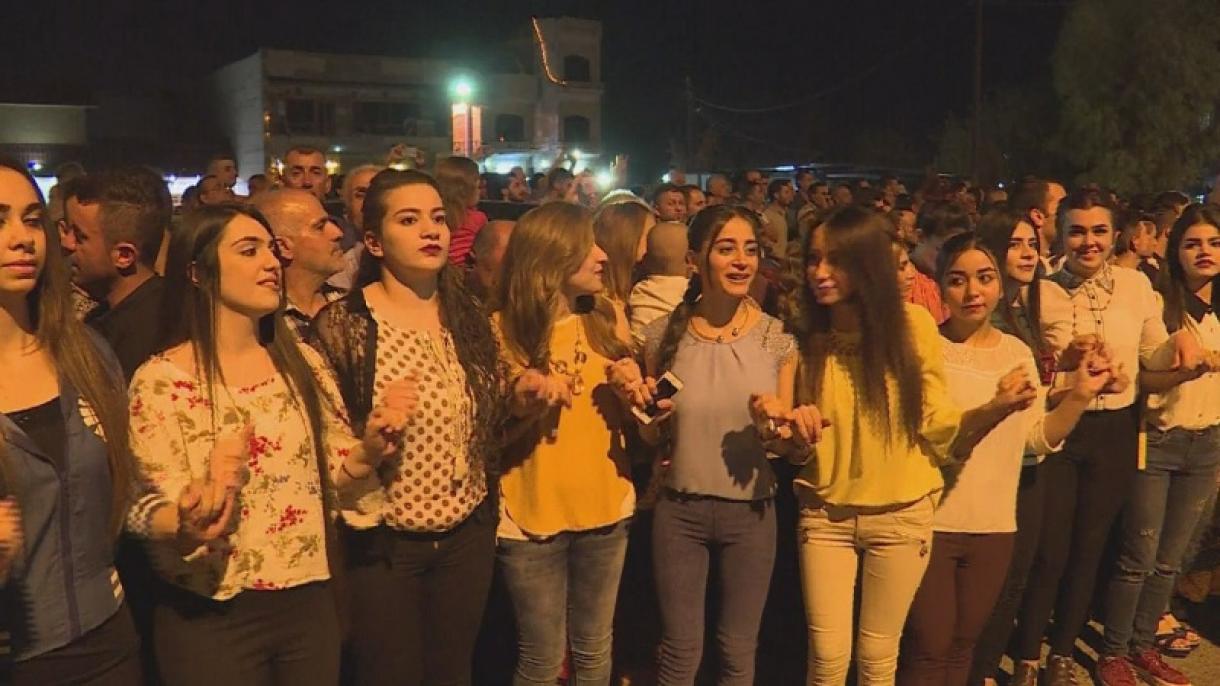 صدها مسیحی عراقی آزادسازی "قاراقوش" از دست داعش را با رقص و آواز جشن گرفتند