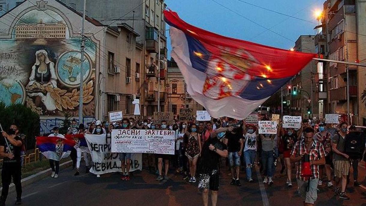 Seguem continuamente os protestos na Sérvia desencadeados por medidas e restrições contra o Covid-19