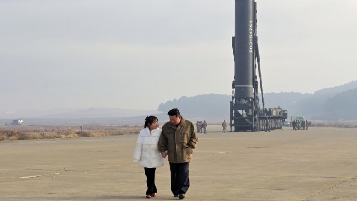 شماالی کوریا کے متجسس لیڈر اور ان کی دختر کی تصویر عالمی رائے عامہ کے سامنے