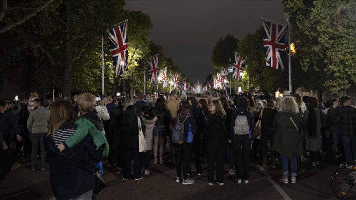 Beýik Britaniýada Şa zenany II Ýelizawetanyň ýadygärligine bagyşlanyp hormatly dymyşlyk edildi