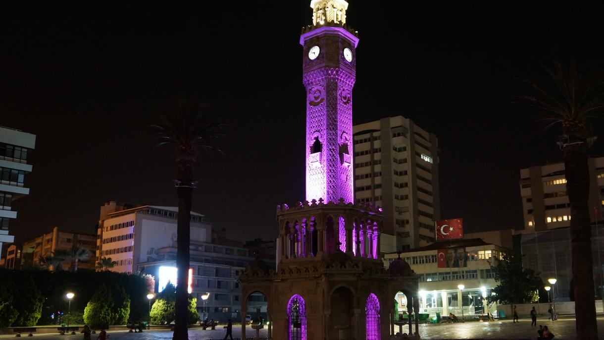 Torre do Relógio em Izmir é iluminda de roxo por ocasião do Dia Mundial do Alzheimer