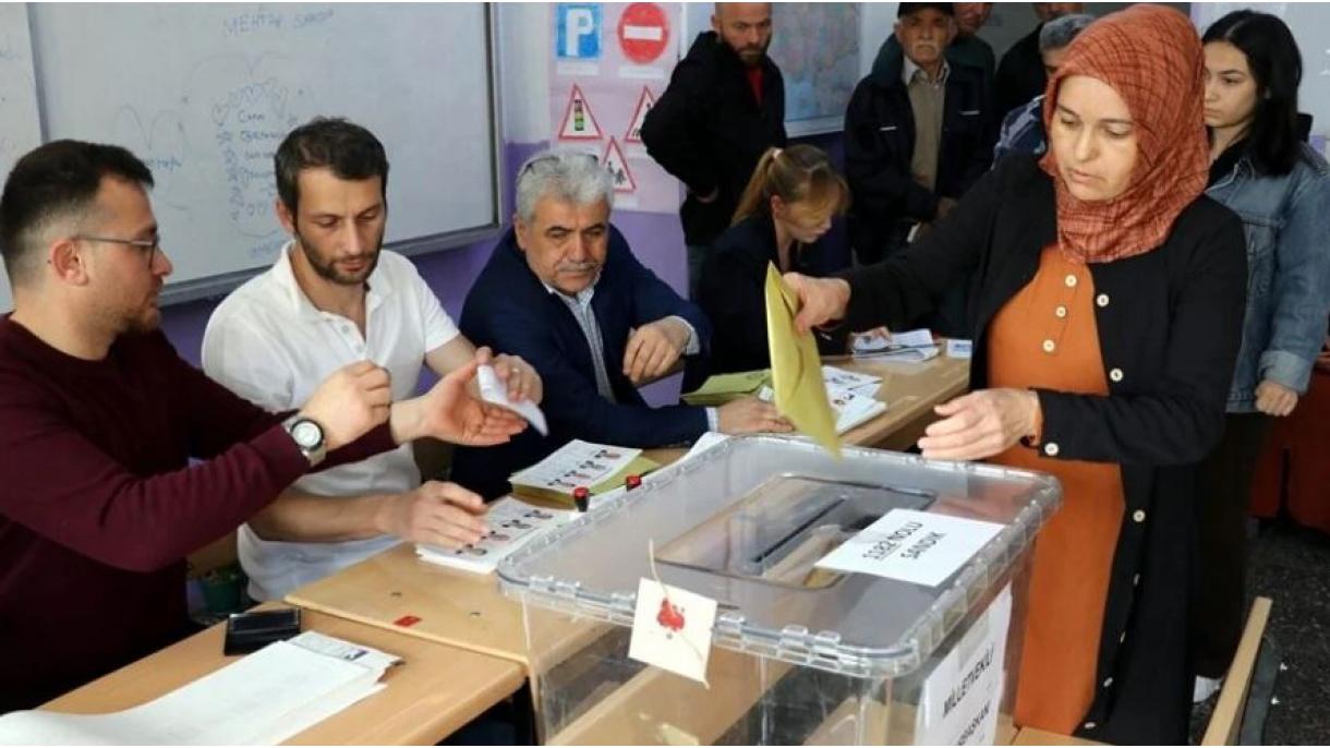 شهروندان تورکیه در ولایتهای زلزله‌زده پای صندوق‌های رای حاضر شدند