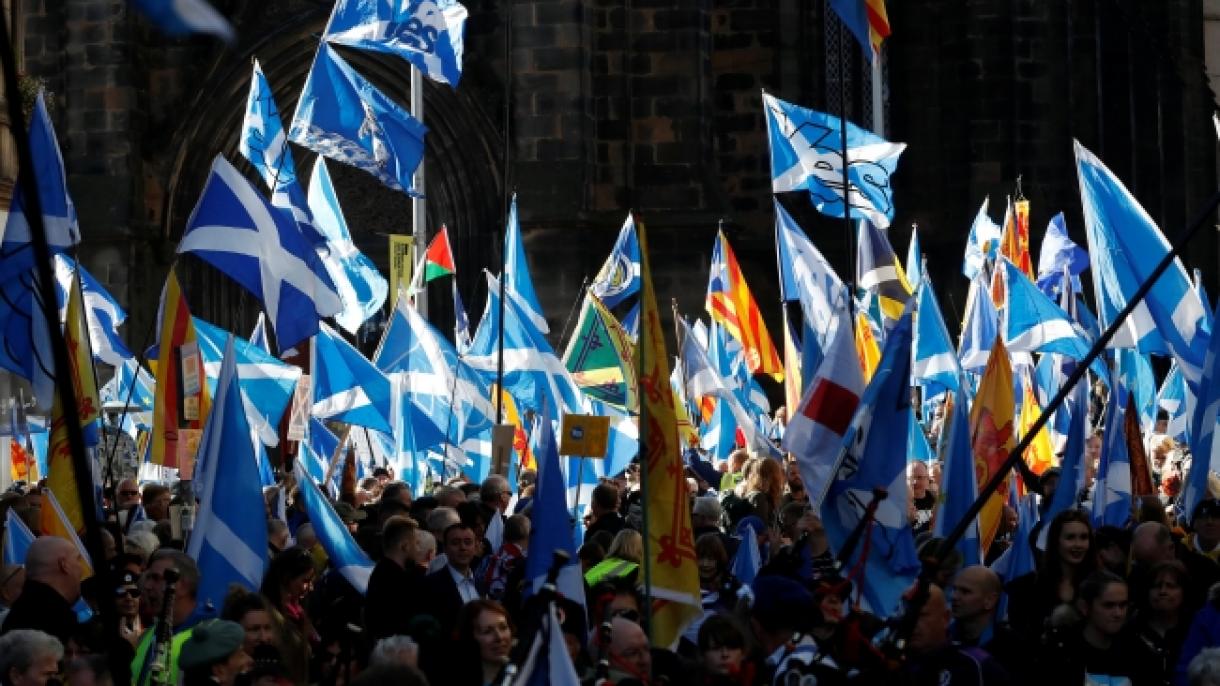 数以千计的苏格兰人为独立涌向街头
