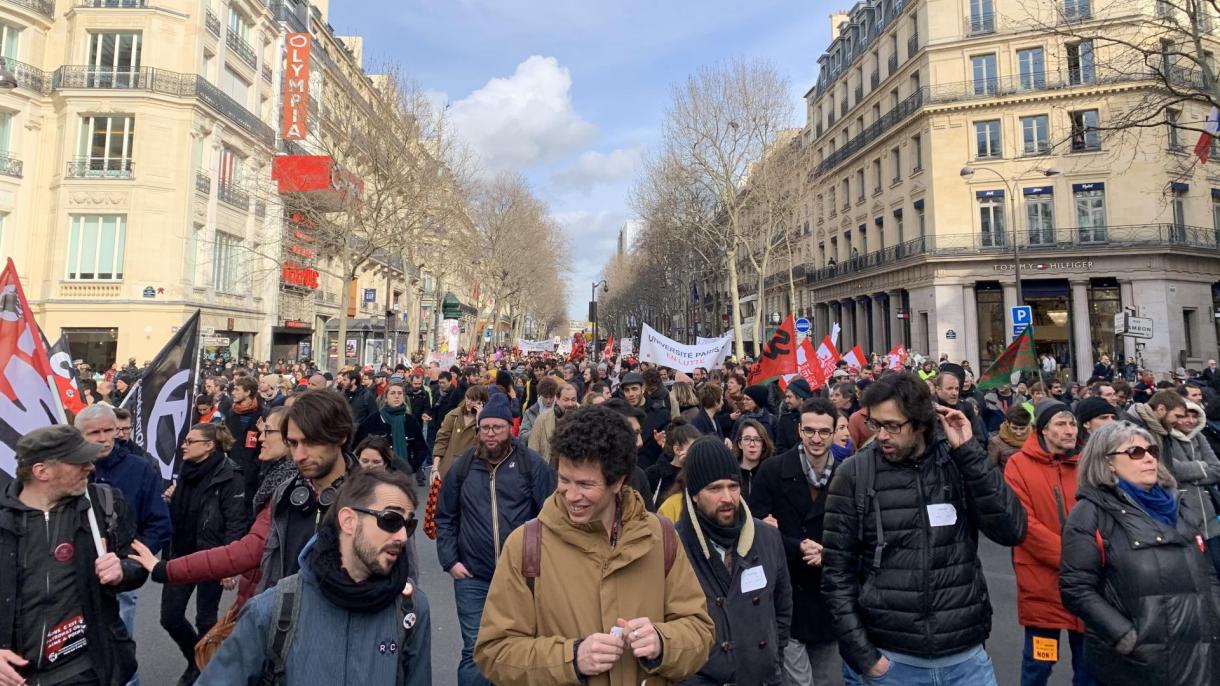 Francia protesta contra la aprobación por decreto de la reforma pensional