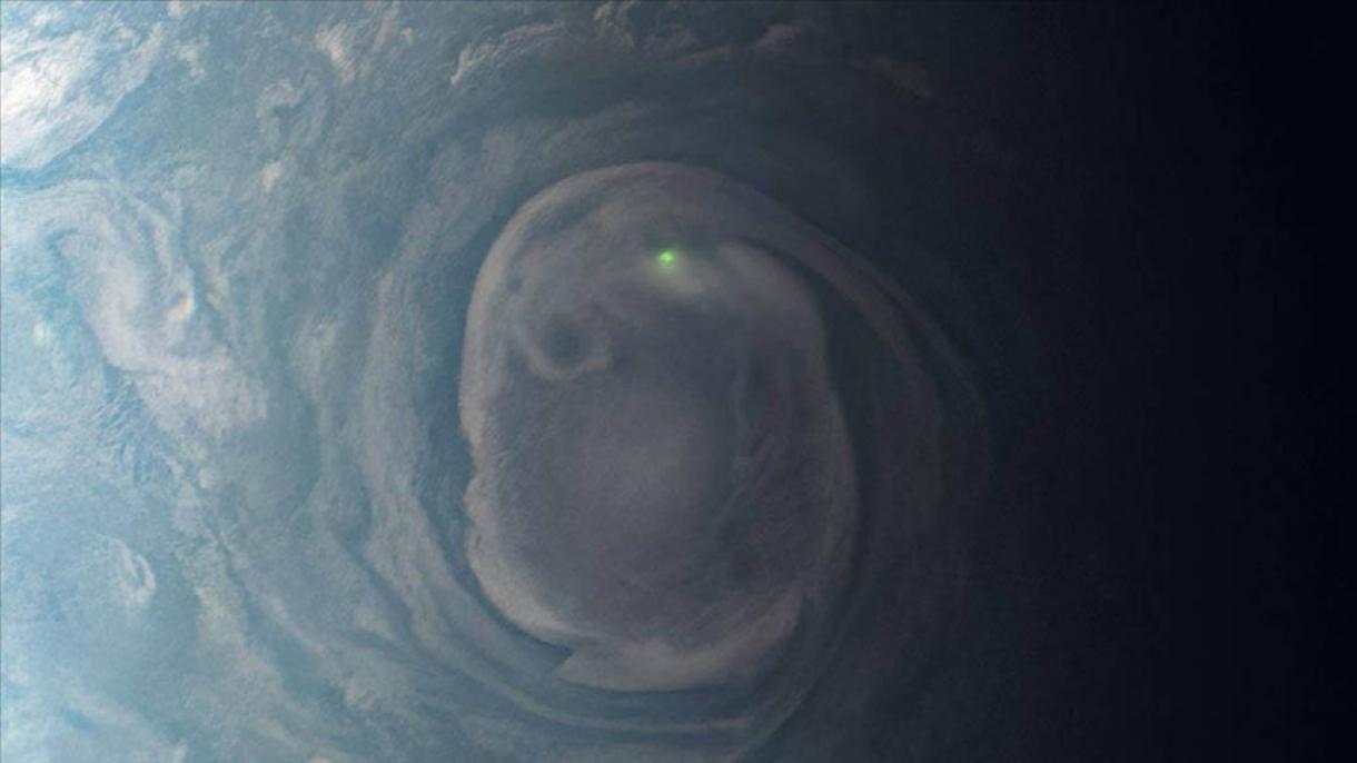 Fotografiado de un orbe verde brillante en Júpiter