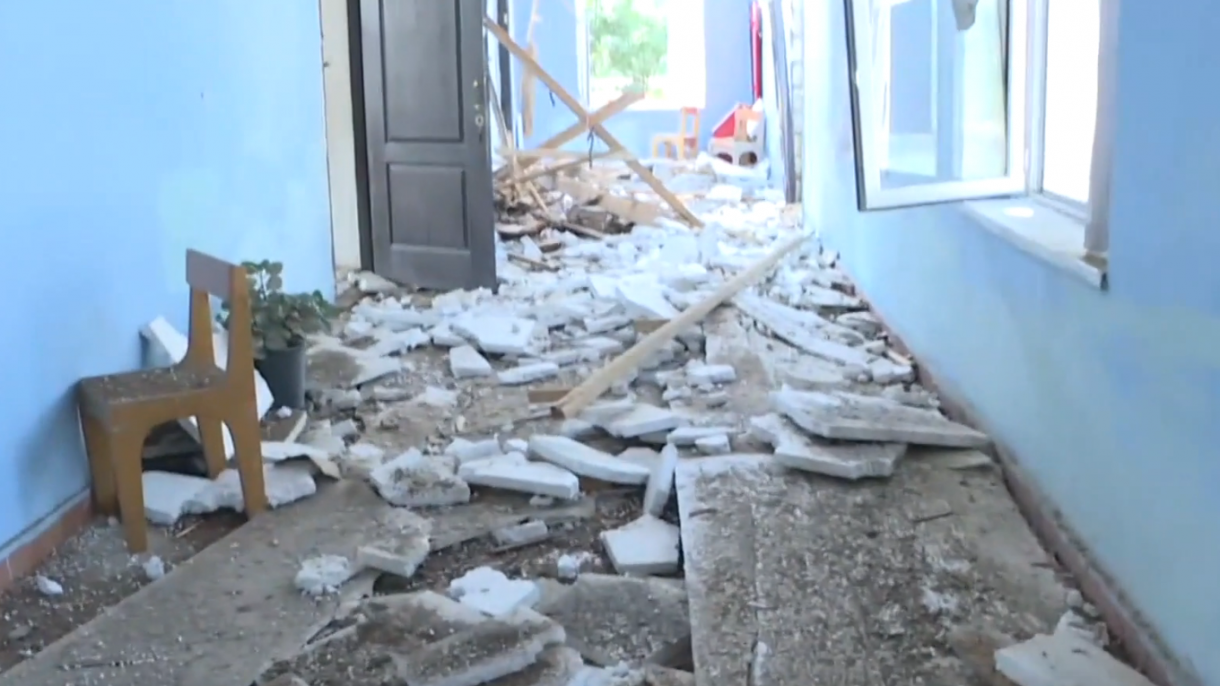 آرمینیا کی جارحیت جاری،  بمباری سے آذری علاقے  میں ایک اسکول کی عمارت تباہ ہو گئی