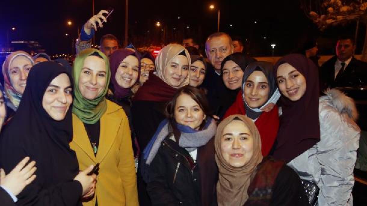Estudantes têm uma encontro surpresa com o presidente Erdogan