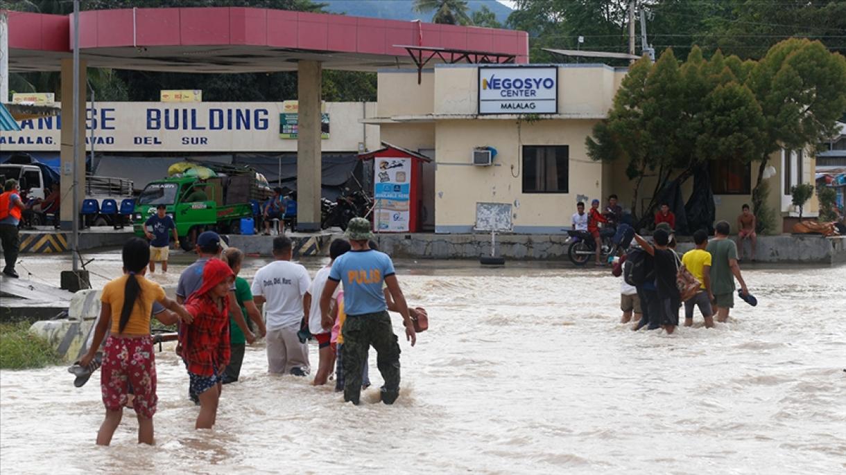 Több mint 86 ezer embert telepítettek ki a Fülöp-szigeteken trópusi ciklon miatt