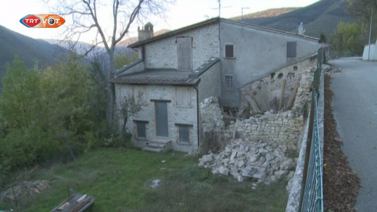 در ایتالیا زمین لرزه کوه را شکافت