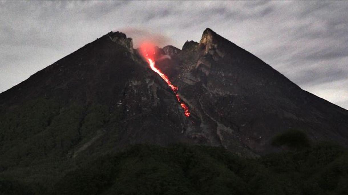 印度尼西亚默拉皮火山发生两次喷发