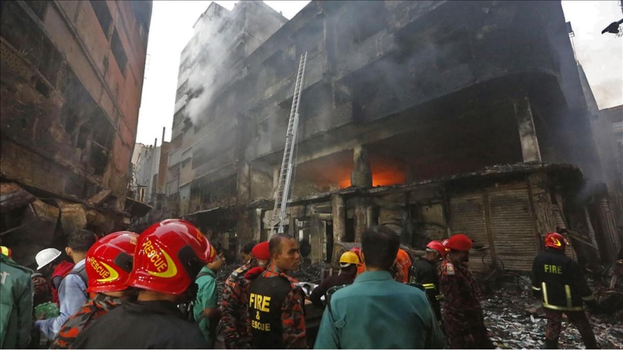 Incendio en la capital de Bangladés deja al menos 80 muertos