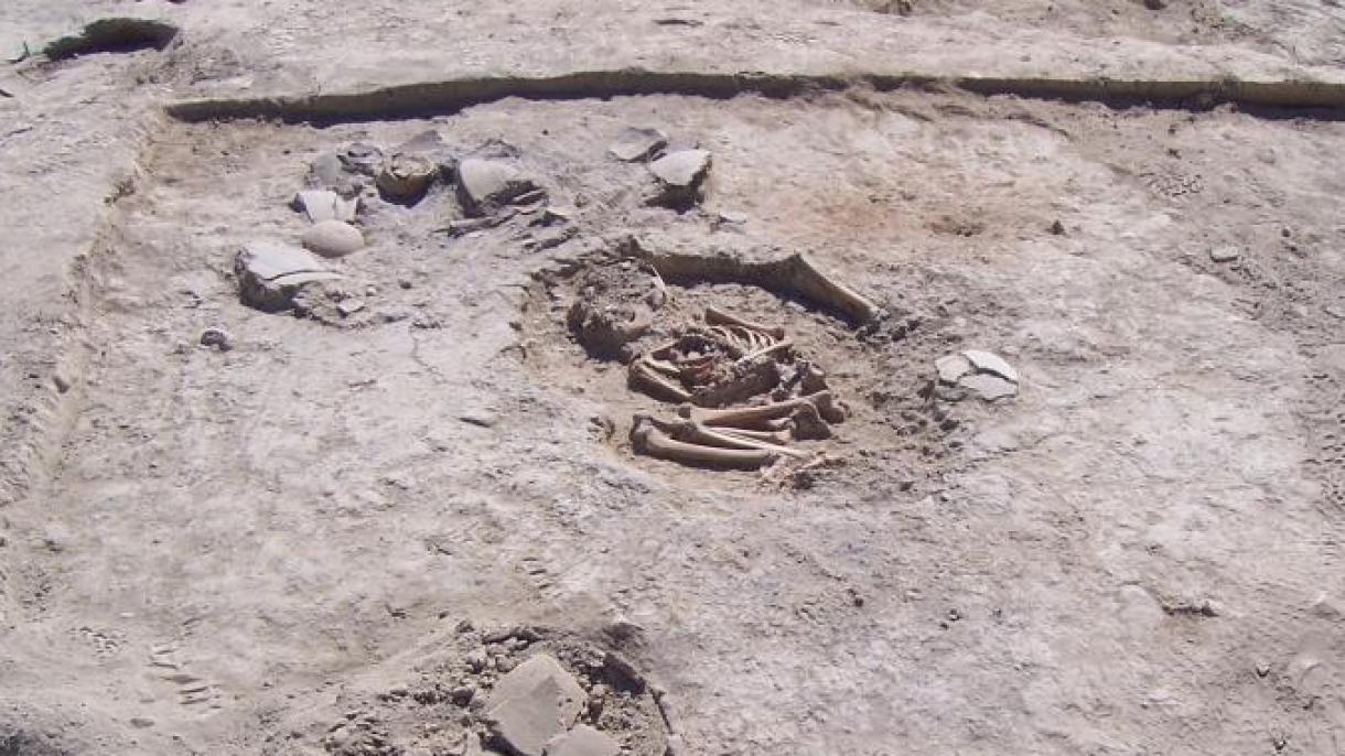 Descubren el esqueleto de un niño que data de 5700 años en el Túmulo de Arslantepe