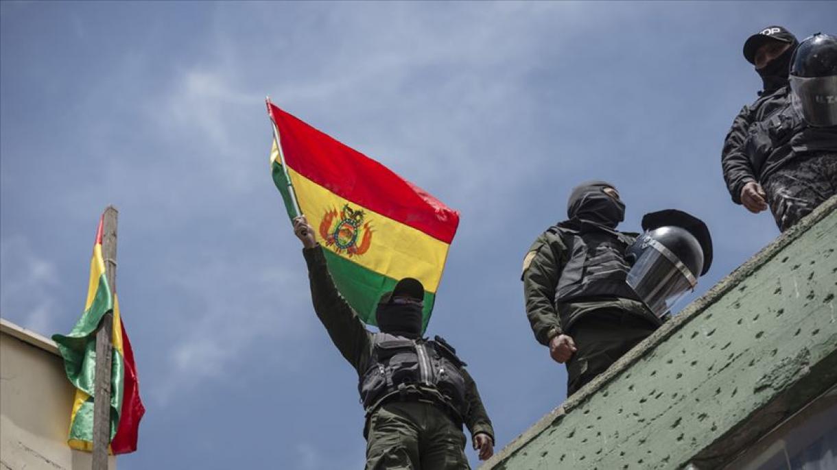 boliwiye armiyesi waqitliq pirézidéntni étirap qildi