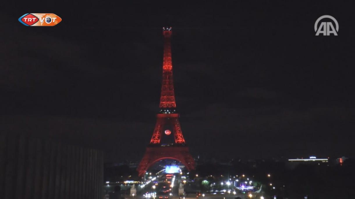 Turnul Eiffel a fost luminat cu culorile  steagului turcesc