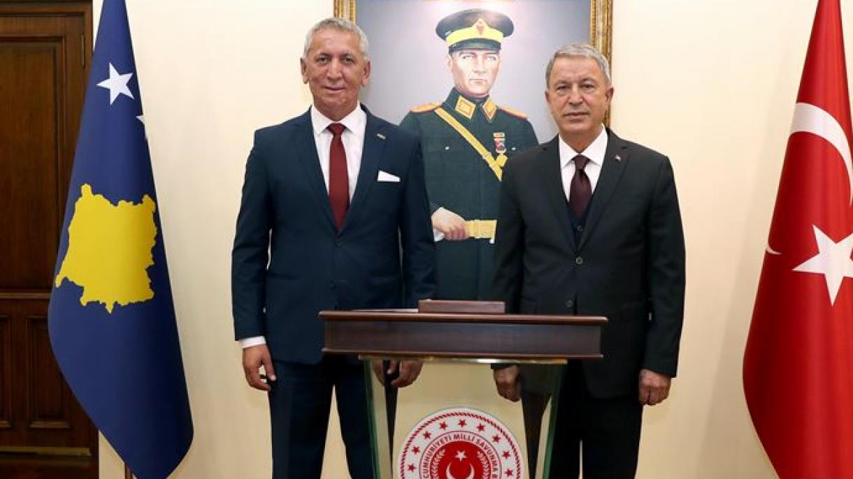 Συνάντηση Ακάρ με τον υπουργό Άμυνας του Κοσόβου
