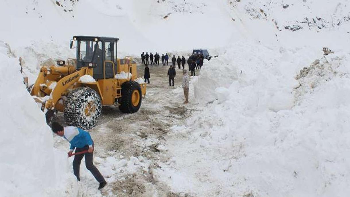 برف کوچ در تاجکستان جان هفده تن را گرفت