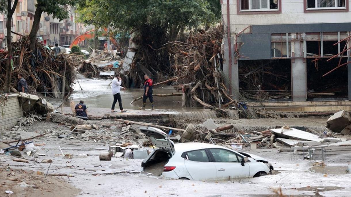 O número de mortos nas enchentes no norte da Turquia subiu para 27