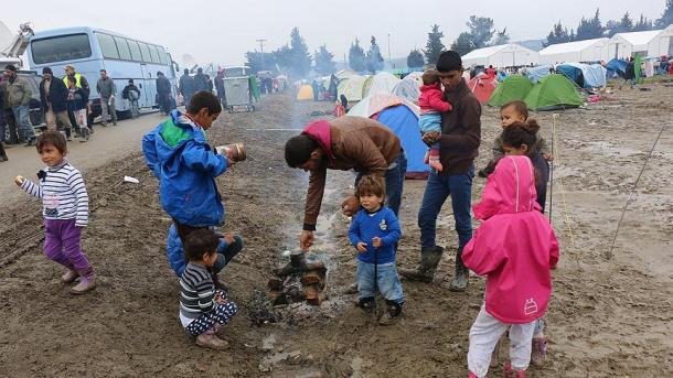 Még nehezebb lesz továbbjutniuk a görög-macedón határon rekedt migránsoknak