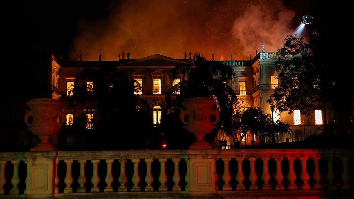 برازیل کا تاریخی عجائب خانہ جل گیا،قیمتی نوادرات ضائع ہونے کا خطرہ