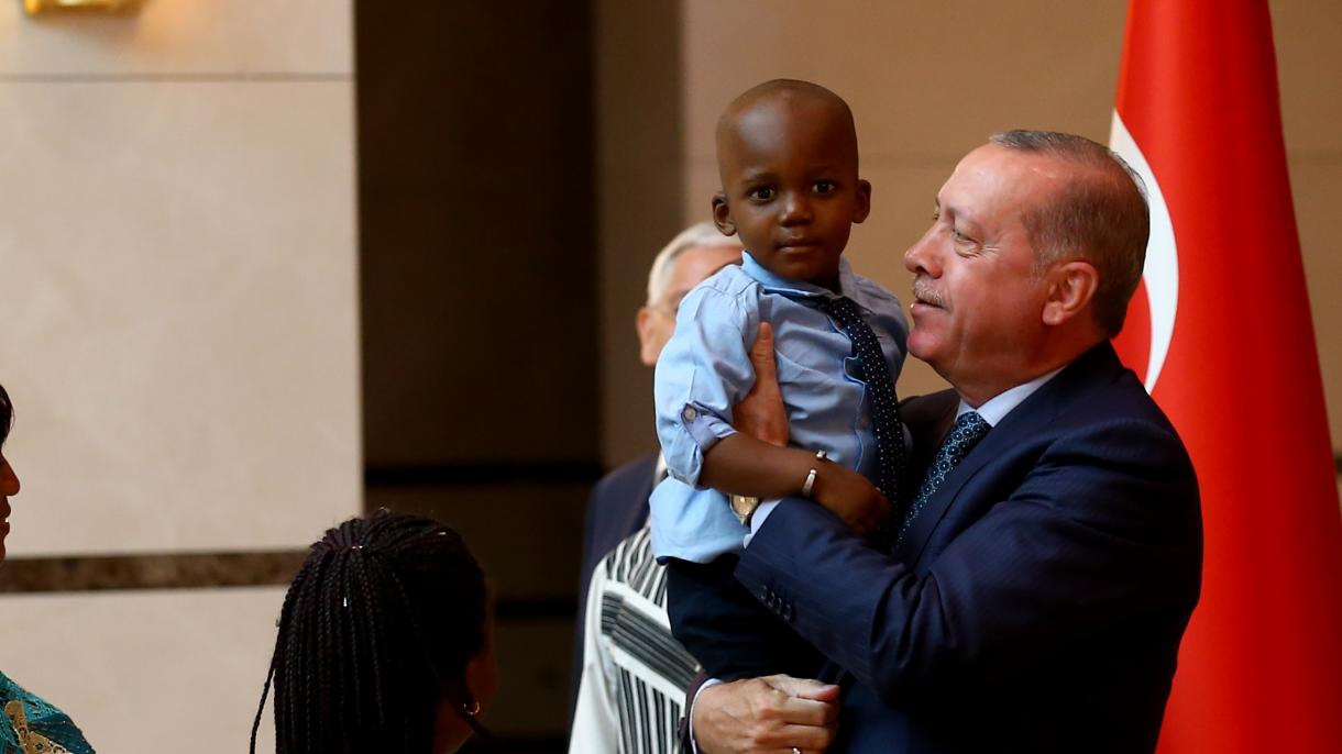 El presidente Erdoğan recibió a los embajadores de Gabón y la India en el Complejo Presidencial