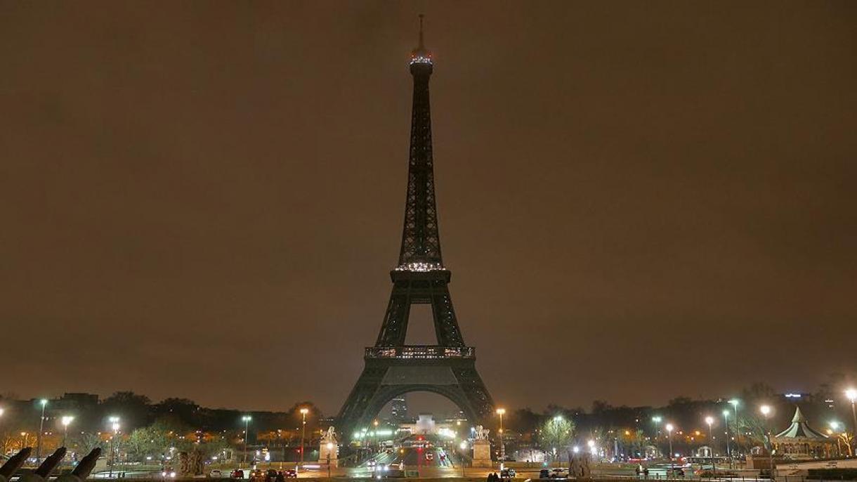 Torre Eiffel está na escuridão em solidariedade com o Afeganistão