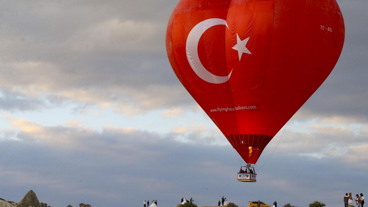 Turska: Crveni balon u obliku srca sa simbolima turske zastave nad Kapadokyom (FOTO)