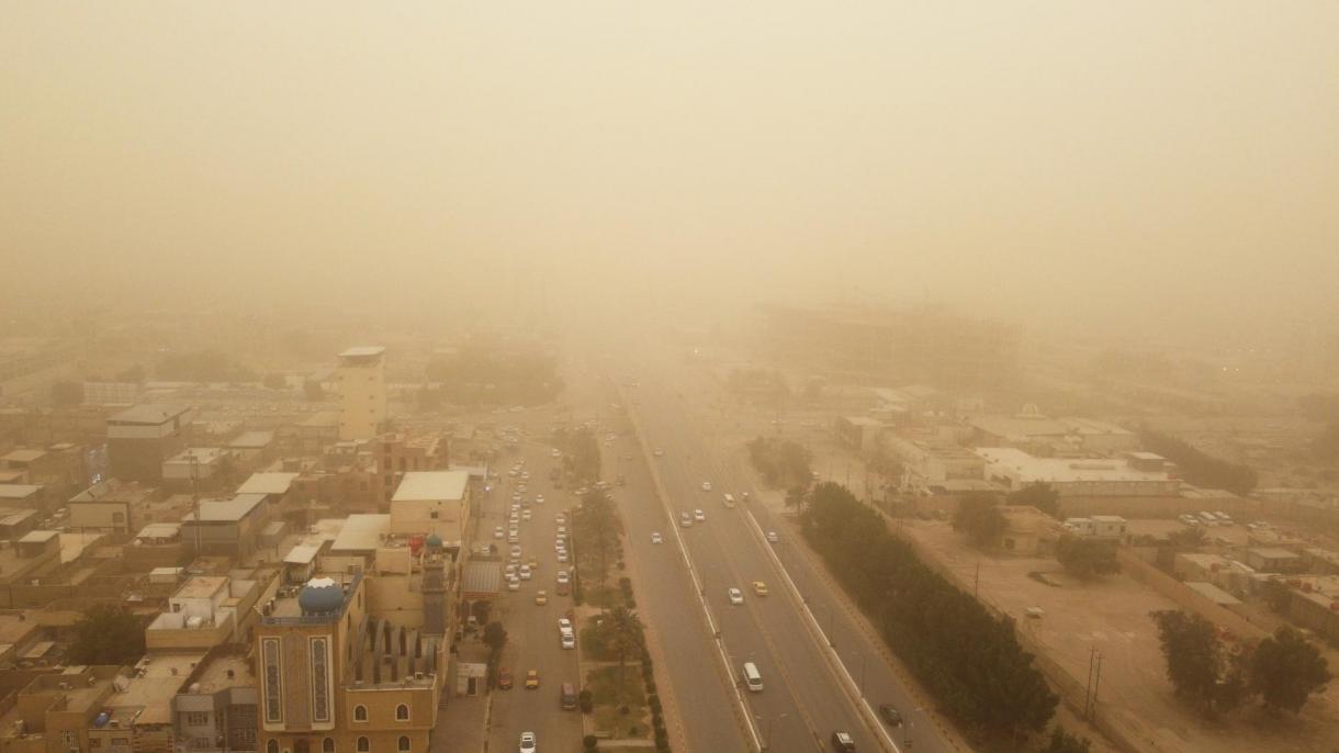伊拉克因沙尘暴来袭 学校停课一天