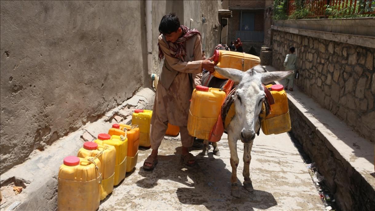 صفوف طولانی برای تامین آب در کابل پایتخت افغانستان