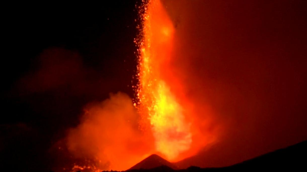 Вулканът Етна изхвърля лава