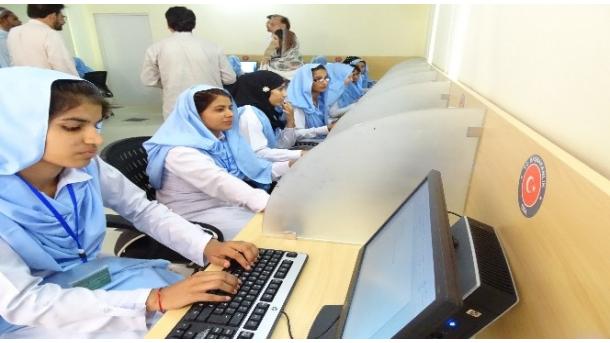تیکا برای دختران روستایی پاکستانی آزمایشگاه رایانه تاسیس کرد