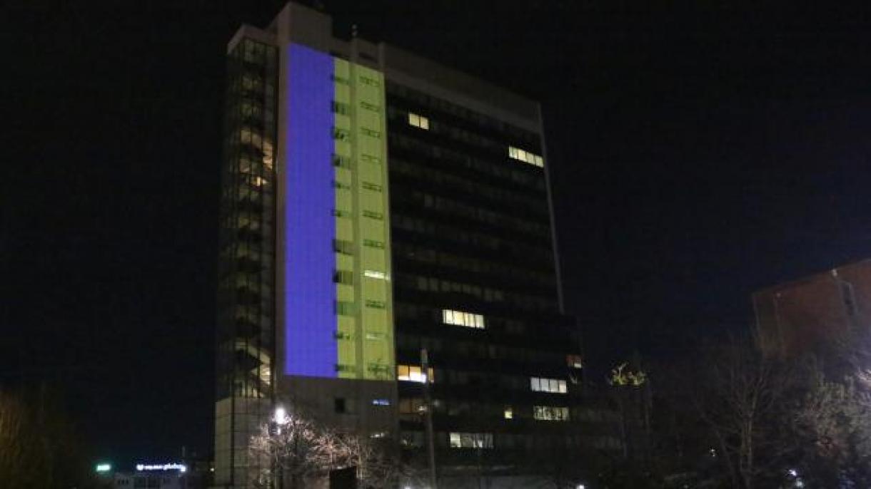 Украинското знаме бе проектирано върху сградата на правителството на Косово...