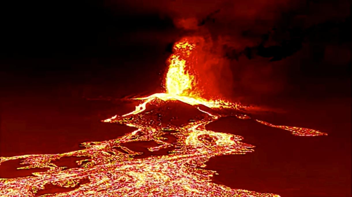西班牙老峰火山从第四条支流涌入大海
