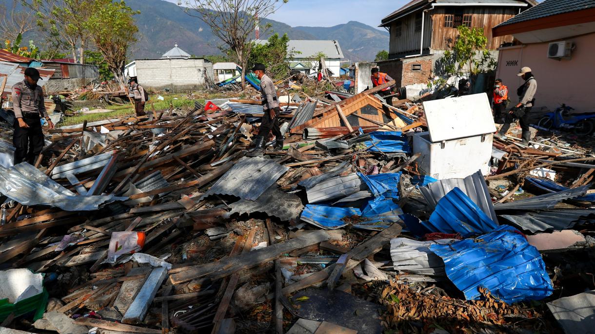 Indoneziýadaky ýer titremede we sunamide ýogalan adamlaryň sany artdy