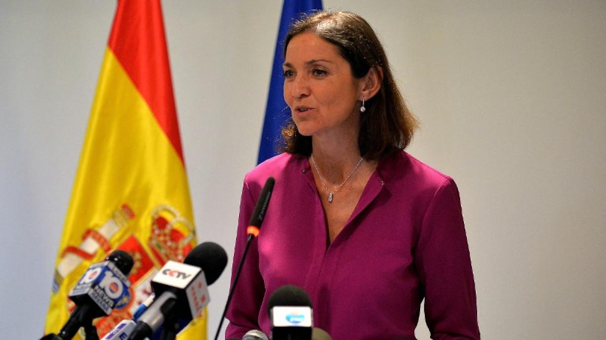 Ministra de Turismo de España recibe amenaza de muerte con cuchillo ensangrentado