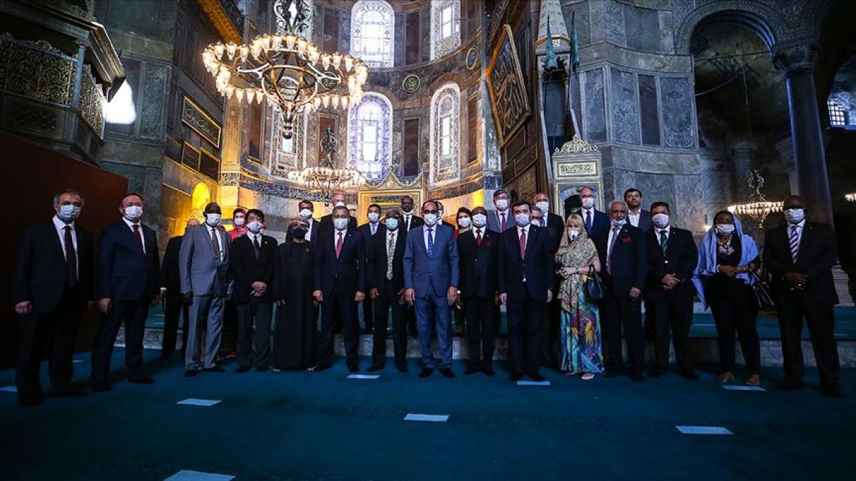 زیارت ابراهیم کالین همراه با سفیران مامور به خدمت در ترکیه از مسجد ایاصوفیه