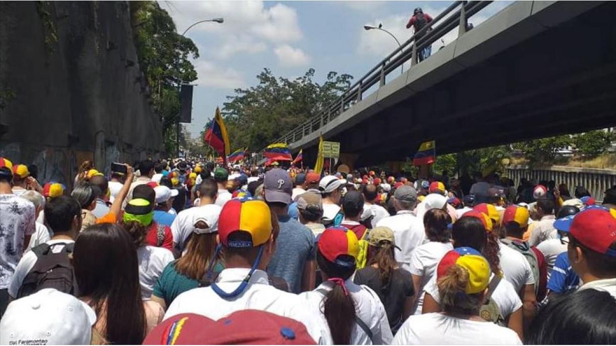 O protesto de Caracas em meio ao blecaute que ultrapassa 48 horas