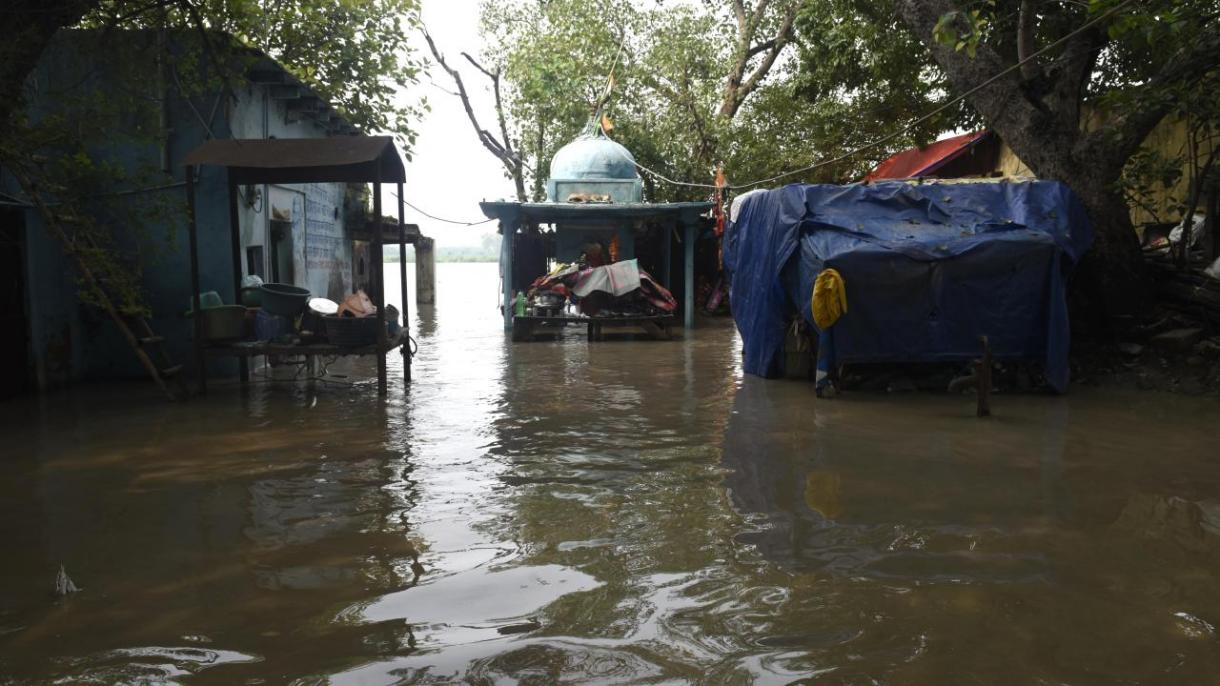 Monszun esőzések sújtják Indiát