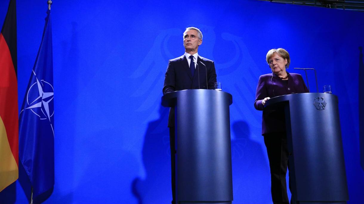 Merkel considera innecesarias las críticas de Macron a la OTAN