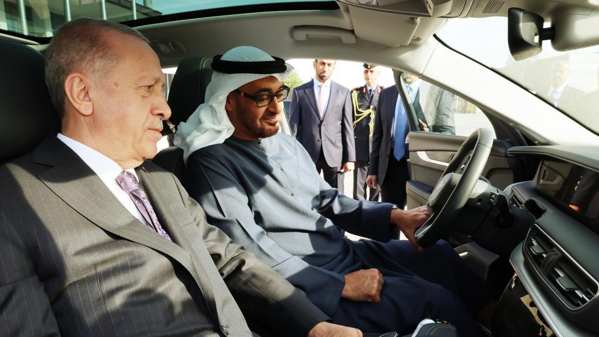 گشت‌وگذار رئیس امارات با خودروی اهدایی اردوغان در خیابان‌های ابوظبی