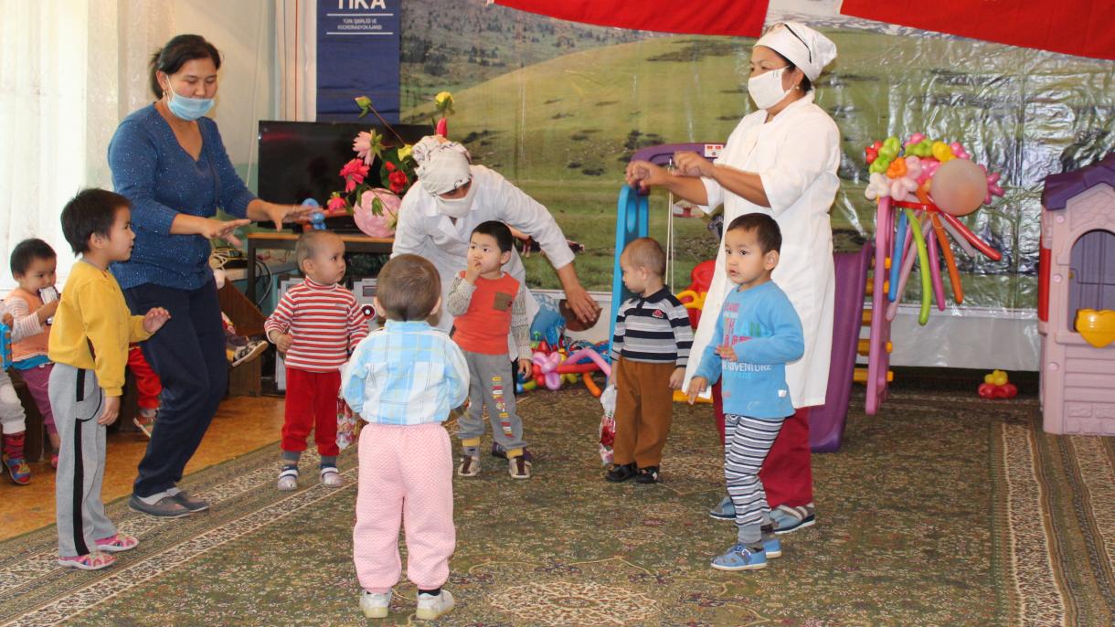ТИКА Қырғызстанда балаларға жәрдем беруде