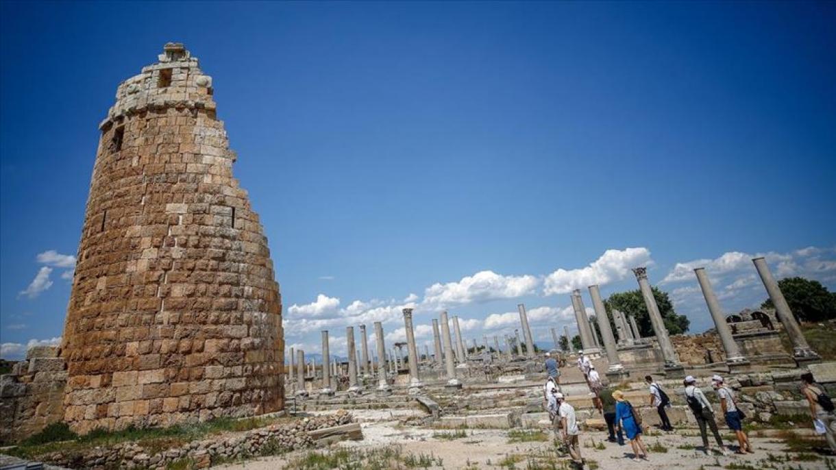 Ad Antalya è stata scoperta una statua di 1.700 anni fa