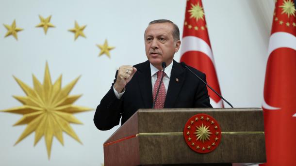 ئەردوغان شېھىت يېقىنلىرى ۋە غازىلارغا ئىپتار بەردى