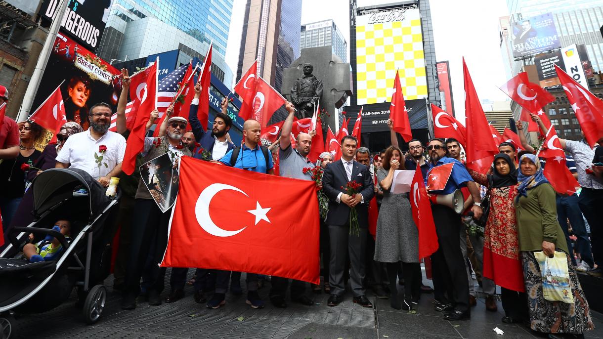 بزرگداشت شهدای 15 جولای ترکیه در میدان تایمز نیویورک