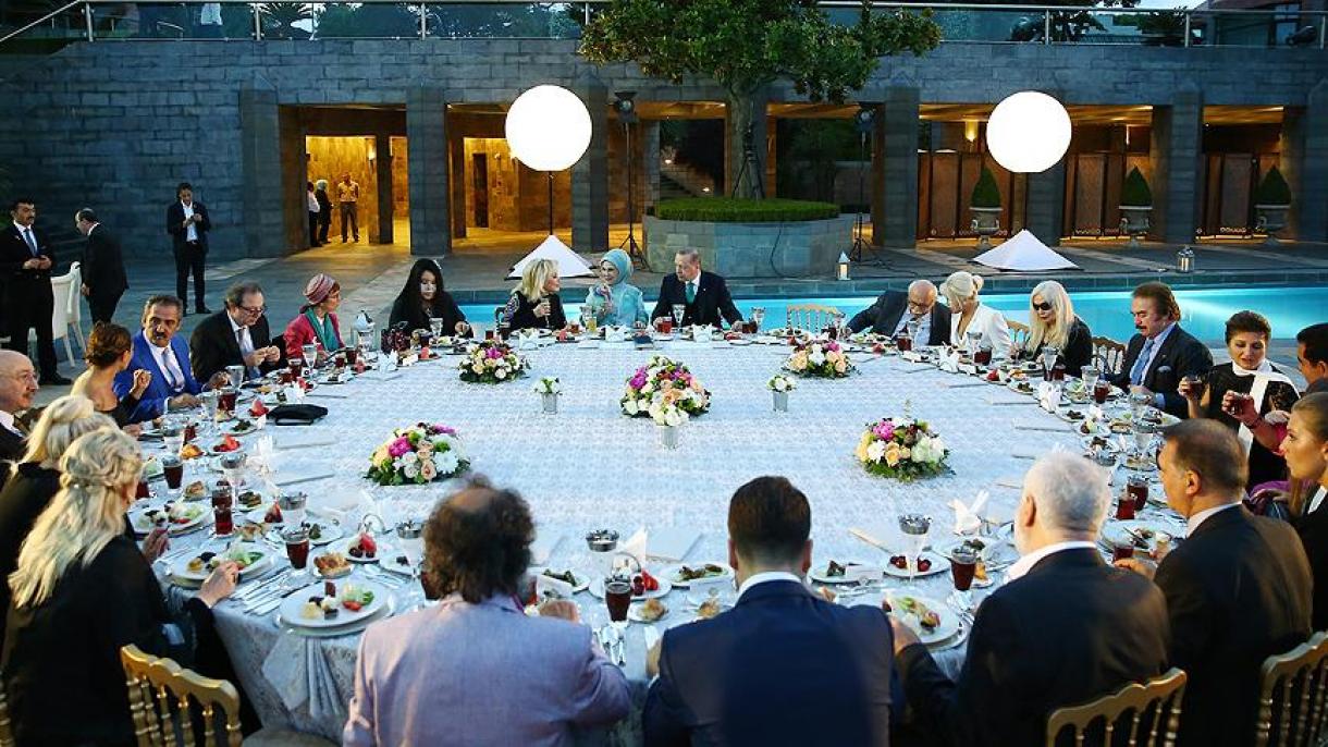 ضیافت افطار ایردوغان وخانم امینه اردوغان به افتخارهنرمندان و ورزشکاران