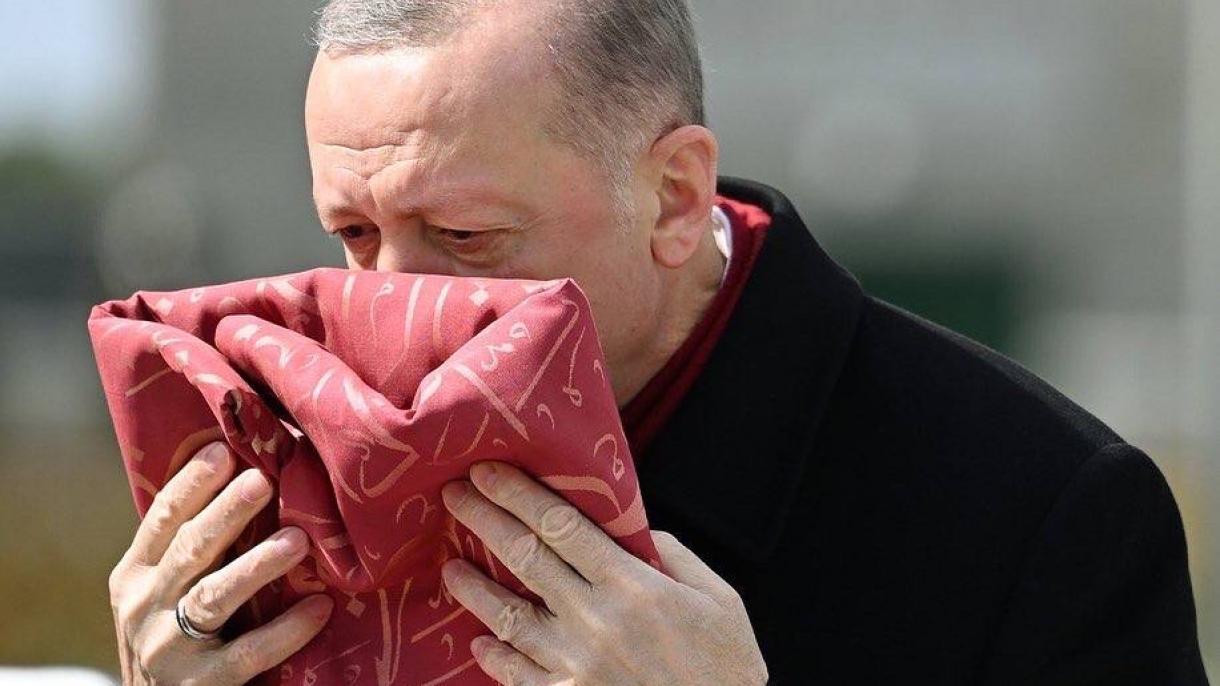 Erdoğan Çanakkale şehitler Abidesi sancak.jpg