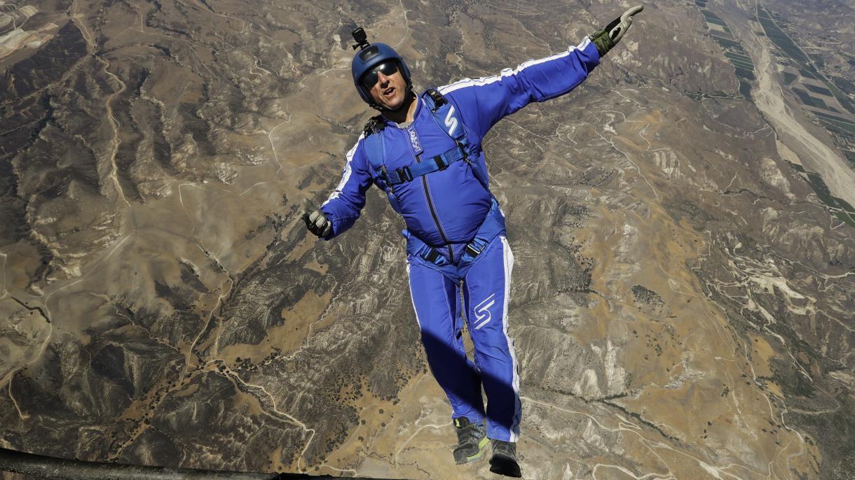 Luke Aikins saltó de 7.620 metros sin paracaídas