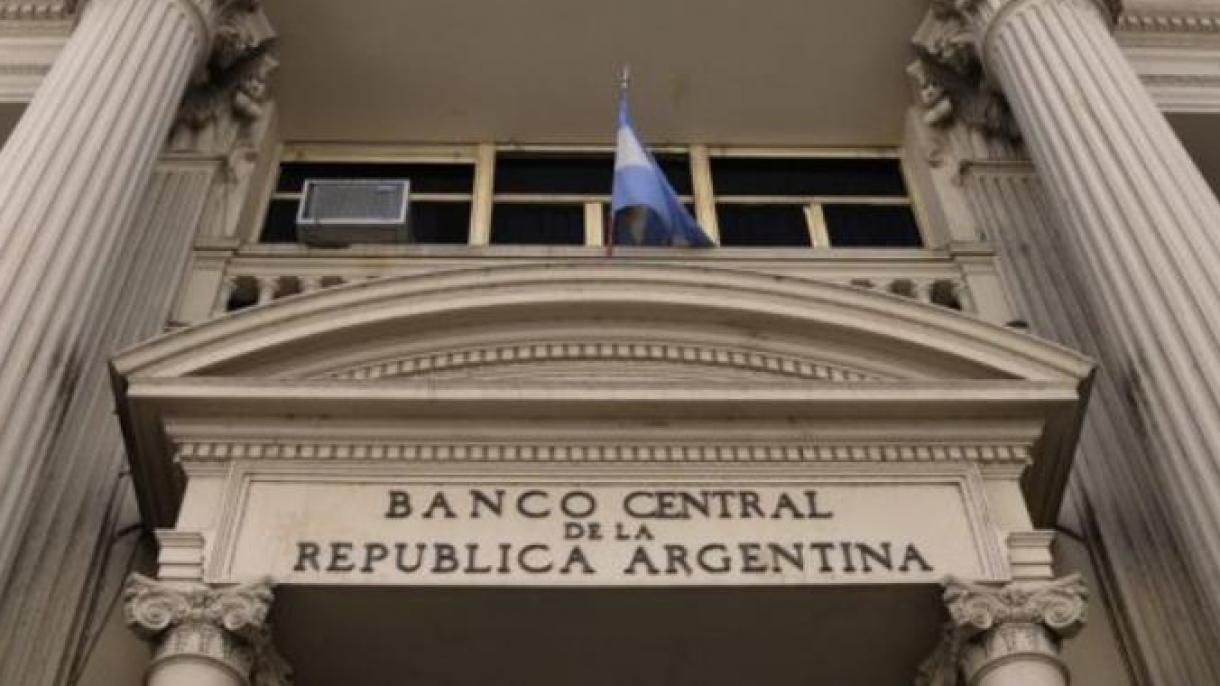 Gobierno argentino pone restricciones a la compra de dólares en el país